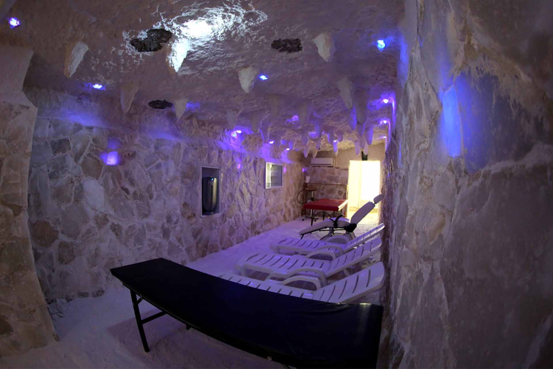 غار نمک دهکده ورزشی